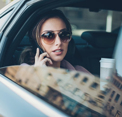 https://www.sixt.cz/User_Files/contenttemplateeditor/65a51a6e5203bWoman-in-car-in-sunglasses_Sixt.jpg